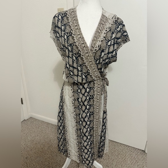 JOIE BETHWYN SNAKESKIN PRINT SHORT SLEEVE V-NECK WRAP DRESS PORCELA Sz L - Picture 2 of 9